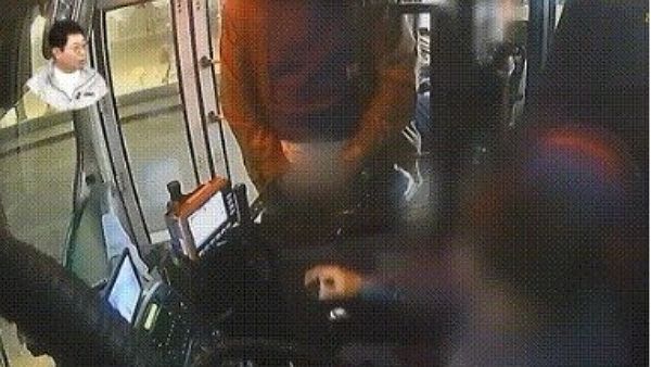 버스 기사에게 방뇨하며 주먹을 휘두른 50대에 대해 경찰이 구속영장을 신청했다. 사진은 지난달 19일 오후 11시쯤 대전 서구 용문동을 주행중인 버스에서 한 승객이 버스기사에게 방뇨하는 모습. /사진=유튜브 '한문철TV' 캡처