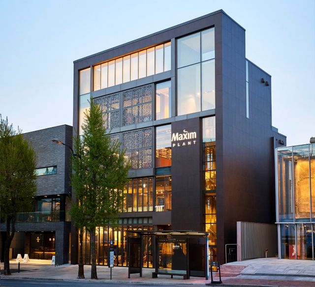 맥심플랜트에서는 다양한 인스턴트 커피 연계 메뉴와 커피 클래스를 즐길 수 있다. /사진=동서식품