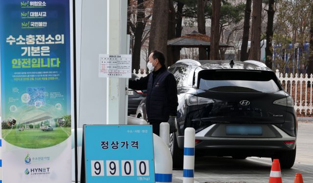 내년 5월부터 수소충전소 확대를 위해 수소충전소 이격거리 규제가 완화된다. 사진은 서울 영등포구 여의도 국회 수소충전소에서 충전하는 넥쏘 차량. /사진=뉴스1 