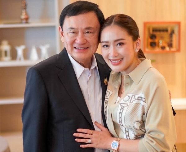 국가부패방지위원회는 탁신 친나왓 전 태국 총리가 부패 혐의로 실형을 선고받고도 감옥에 하루도 머물지 않은 것에 대해 관련 공무원들에 대한 조사에 나섰다. 사진은 탁신 친나왓 전 태국 총리와 막내딸이자 현 패통탄 친나왓 태국 총리의 모습. /사진=페텅탄 시와나트라 SNS 캡처