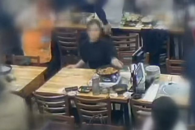 식당에서 어머니와 다투던 여성이 주변에서 싸움을 말리자 욕설을 뱉고 매운탕을 던지는 장면이 포착됐다. 사진은 해당 여성이 끓는 매운탕을 던지는 모습. /사진=JTBC '사건반장' 캡처