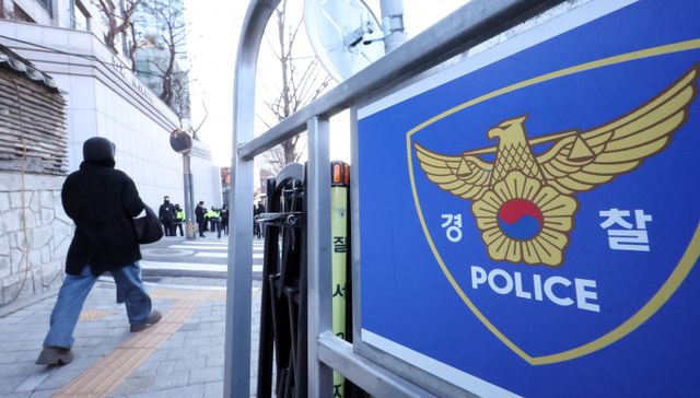 대통령실 경호처가 경찰·공수처·국방부로 구성된 공조수사본부(공조본) 서버 압수수색에 대해 불승낙 사유서를 전달했다. 사진은 18일 서울 용산구 한남동 대통령 관저 인근에서 경찰 인력이 관저로 향하는 길을 통제하는 모습. /사진=뉴스1