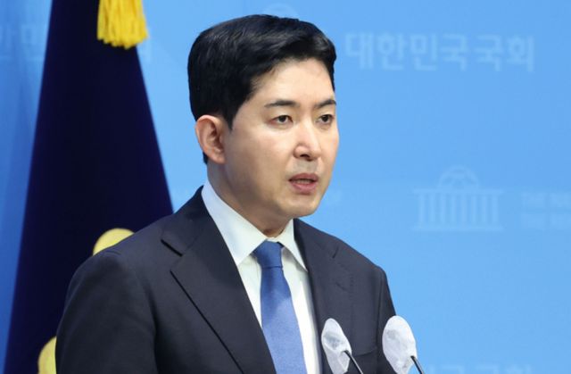 '땅콩 회항' 사건 피해자로 정의당 부대표를 지낸 박창진 전 대한항공 사무장의 근황이 전해졌다. 사진은 지난 총선 당시 더불어민주연합 비례대표 출마 기자회견 모습. /사진=뉴스1