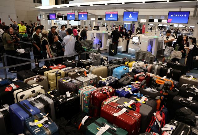 일본정부관광국이 지난달 일본을 방문한 외국인이 총 318만7000명으로 집계됐다고 발표했다. 사진은 지난 7월19일 일본 도쿄 하네다 국제공항에서 줄 선 승객들의 모습. /사진=로이터 