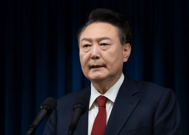 탄핵소추안 가결로 직무정지가 된 윤석열 대통령이 한남동 관저에서 조용한 생일을 맞이했다. 사진은 지난 7일 탄핵표결을 앞두고 대국민담화를 진행 중인 윤석열 대통령의 모습. /사진=뉴시스(대통령실 제공) /사진=조수정