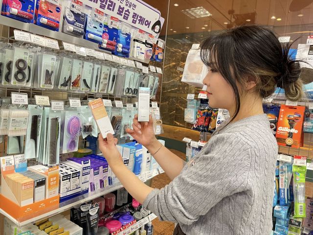 GS리테일이 운영하는 편의점 GS25가 가성비와 편의성을 갖춘 실속형 화장품 확대 프로젝트를 실시한다. /사진=GS리테일