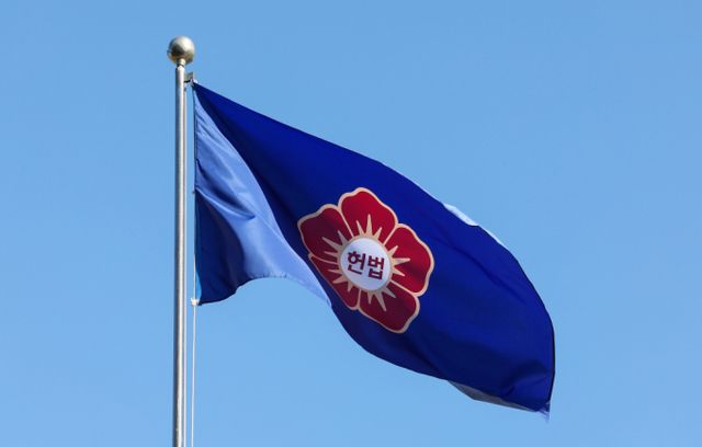 헌재는 윤석열 대통령 탄핵심판 사건이 접수된 이후 처음으로 재판관 평의를 열고 쟁점 등을 검토한다. 사진은 헌법재판소 깃발 모습. /사진=뉴스1