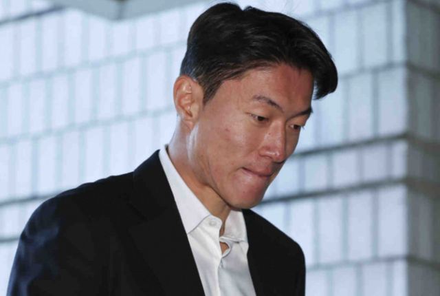 불법촬영 혐의로 재판에 넘겨진 축구선수 황의조(32)가 기습공탁이 아니라고 주장했다. 사진은 이날 재판 출석모습. /사진=뉴시스
