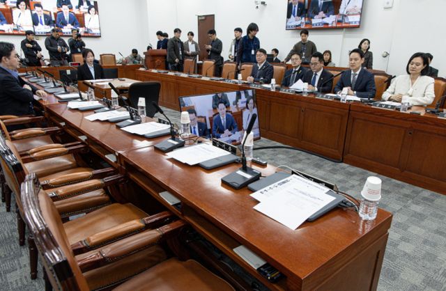 헌법재판관 인사청문특별위원회가 위원장으로 박지원 더불어민주당 의원을 선출했다. 사진은 18일 서울 여의도 국회에서 헌법재판관 선출에 관한 인사청문특별위원회 1차 전체회의가 국민의힘 의원을 제외한 채 진행 중인 모습. /사진=뉴스1 /사진=(서울=뉴스1) 이재명 기자