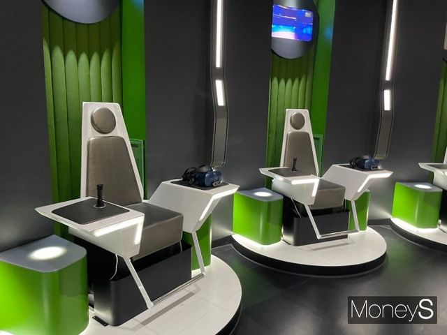 '텔레포트룸'에선 가상현실 기반 콘텐츠를 체험할 수 있다. 방문객은 운석의 경로를 변경시키는 미션을 수행한다. /사진=유찬우 기자