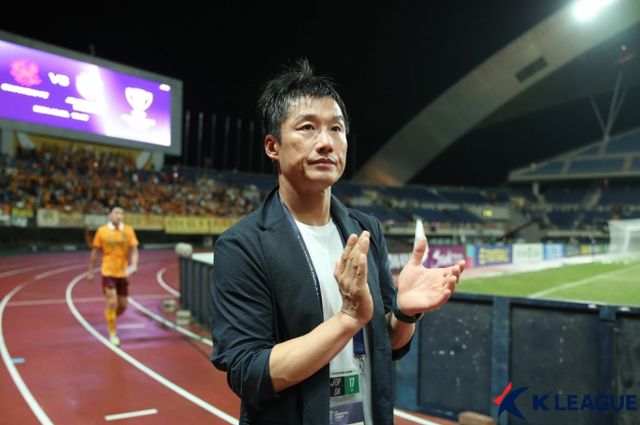 전북 현대 모터스가 광주FC의 돌풍을 이끈 이정효 감독을 노리고 있다. 사진은 지난 17일 광주 월드컵경기장에서 열린 아시아챔피언스리그 엘리트 스테이지 1차전 경기인 광주FC와 요코하마 마리노스와의 경기를 승리로 이끈 아시 이정효 광주FC 감독. /사진=뉴스1 /사진=(서울=뉴스1) 김진환 기자