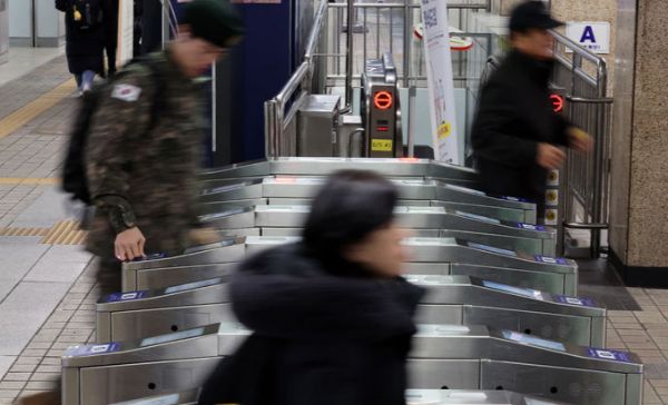 18일 오전 서울 성북구 북한산보국문역 안전문이 고장나 뒤따르던 우이신설선 열차들이 모두 정차하는 일이 발생했다. /사진=뉴시스