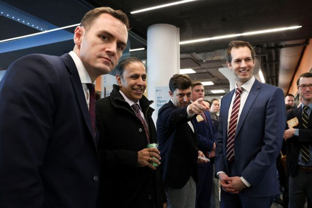 미국 하원 민주당, 공화당 의원들이 펜타닐 유입 문제로 중국 제재하는 3가지 법안을 발의했다고 밝혔다. 사진은 미국과 중국 공산당의 전략적 경쟁에 관한 하원 선정위원회 위원들이 미국 매사추세츠주 보스턴에서 징코 바이오웍스를 둘러보는 모습. /사진=로이터