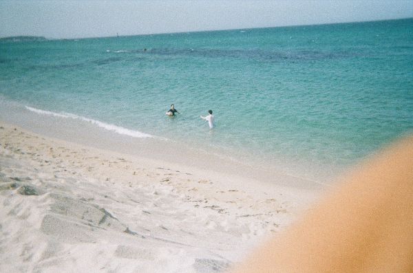 2000년대 중반 디지털 카메라와 스마트폰 카메라에게 밀려 자취를 감췄던 필름 카메라가 젊은 층을 중심으로 다시 인기를 끌고 있다. 사진은 지난해 일회용 필름 카메라로 촬영한 강원도 강릉 바다의 모습. /사진=김영훈 기자