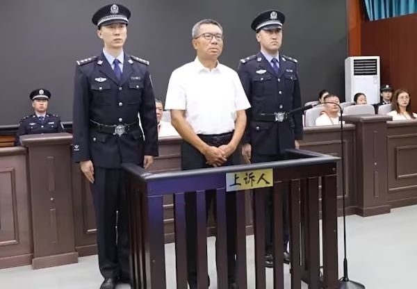 뇌물 등 범죄 관련 금액이 30억위안에 달하는 혐의로 사형이 선고된 지방정부 고위 공무원에 대한 형 집행이 이뤄졌다. 약 6000억원 규모의 횡령·뇌물 사건에 연루된 고위 관료 리젠핑의 모습. /사진=중국 최고인민법원 캡처