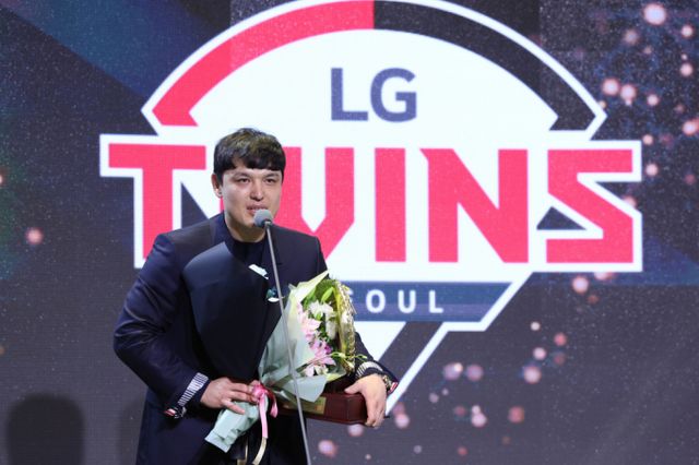 LG트윈스가 KBO리그 샐러리캡 최초로 납부한 팀이 됐다. 사진은 지난 1일 서울 용산구 그랜드하얏트 호텔에서 열린 골든글러브 포수 부문 리얼 글러브상을 수상한 LG 연봉 1위 박동원의 모습. /사진=뉴스1