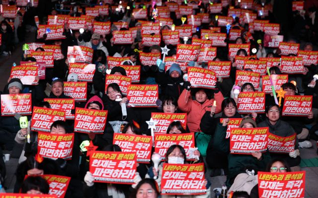 18일 중소기업중앙회(중기중앙회)는 최근 불안정한 국내 경제상황과 관련, 수출 중소기업의 피해 현황을 파악하기 위한 긴급실태 조사결과를 발표했다. 조사 결과 26.3%의 수출 중소기업이 국내 정치상황의 불확실성으로 인해 직·간접적인 피해를 입었다고 응답했다. 대표적인 피해 사례는 '계약 지연, 감소 및 취소'로 응답자의 47.4%가 이같이 답했다. 17일 서울 종로구 보신각 앞에서 열린 촛불문화제에서 참가 시민들이 윤석열 대통령 탄핵 인용을 촉구하고 있다. /사진=뉴시스