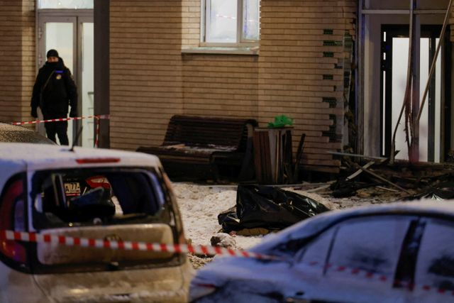 러시아가 지난 17일(이하 현지시각) 모스크바에서 이고르 키릴로프 러시아 장군(중장)을 폭탄으로 살해한 용의자인 우즈베키스탄 남성을 구금했다고 전했다. 사진은 지난 17일 모스크바 폭탄 사고 현장 모습. /사진=로이터