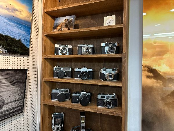 2000년대 중반 디지털 카메라와 스마트폰 카메라에게 밀려 자취를 감췄던 필름 카메라가 젊은 층을 중심으로 다시 인기를 끌고 있다. 사진은 서울 마포구 한 디지털 인화소에 놓여있는 필름 카메라의 모습. /사진=김영훈 기자