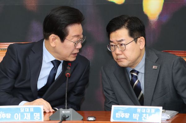 더불어민주당이 한덕수 대통령 권한대행 국무총리가 특검법 거부권을 행사할 시 탄핵을 추진할 것이라고 압박했다. 사진은 이날 서울 여의도 국회에서 열린 최고의원회의에 참석한 이재명 대표와 박찬대 원내대표의 모습. /사진=뉴스1