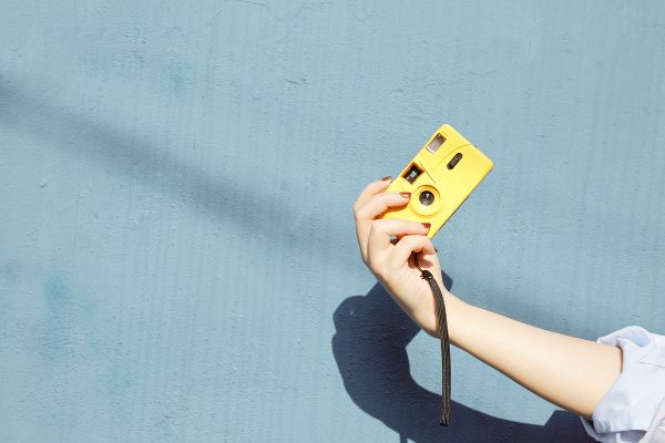 2000년대 중반 디지털 카메라와 스마트폰 카메라에게 밀려 자취를 감췄던 필름 카메라가 젊은 층을 중심으로 다시 인기를 끌고 있다. /사진=이미지투데이