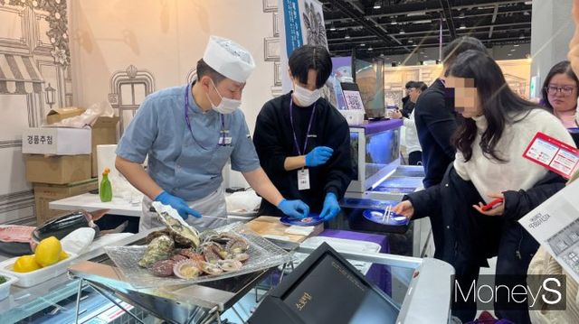 셰프가 직접 방어회를 떠서 관람객에게 제공하고 있다. /사진=곽선우 기자