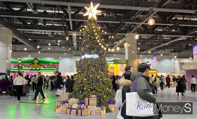 19일 홀리데이 오프라인 미식 축제인 '컬리푸드페스타 2024'가 막을 올렸다. 이날 베일을 벗은 행사장에서 관람객들이 행사를 즐기고 있다. /사진=곽선우 기자