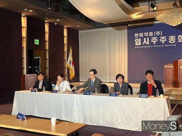 한미약품 임시 주주총회가 19일 서울 송파구 서울시교통회관에서 진행됐다. 사진은 임시 주총 후 기자회견에 참석한 박재현 한미약품 대표(가운데)와 회사 주요 임원. /사진=김동욱 기자