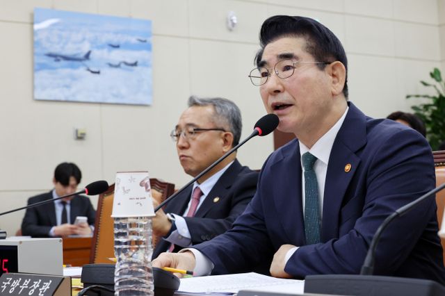 김용현 전 국방부 장관이 검찰의 일반인 접견 금지, 편지 수·발신 금지를 결정에 준항고를 제기했다. 사진은 김 전 장관이 지난달 28일 서울 여의도 국회에서 열린 국방위원회 전체회의에서 의원 질의에 답변하는 모습. /사진=뉴시스