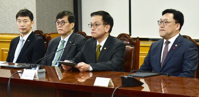 최상목 경제부총리가 19일 서울 중구 명동1가 은행연합회관 중회의실에서 열린 정부, 긴급 거시경제금융회의에 참석, 발언하고 있다./사진=머니S 임한별 기자