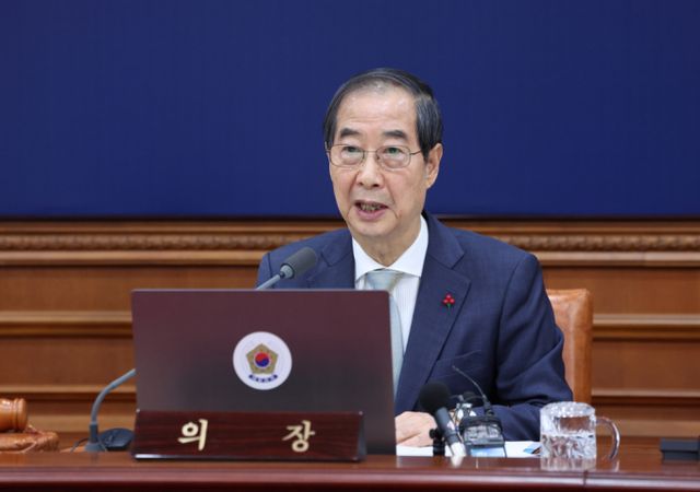 한덕수 대통령 권한대행 국무총리와 이시바 시게루 일본 총리가 통화했다. 사진은 한덕수 대통령 권한대행 국무총리가 19일 서울 종로구 정부서울청사에서 열린 임시 국무회의를 주재하며 발언하는 모습. /사진=뉴시스