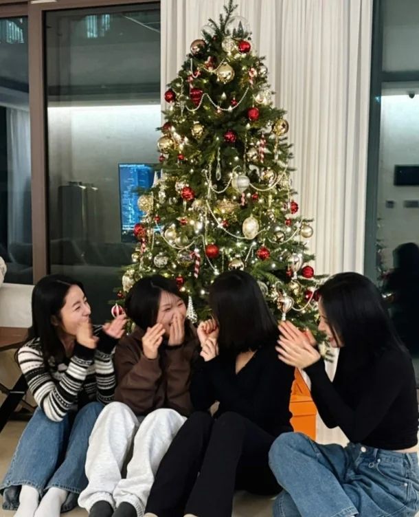 사진은 소희가 신혼집에서 친구들과 함께 즐거운 시간을 보내는 모습. /사진=소희 인스타그램 캡처