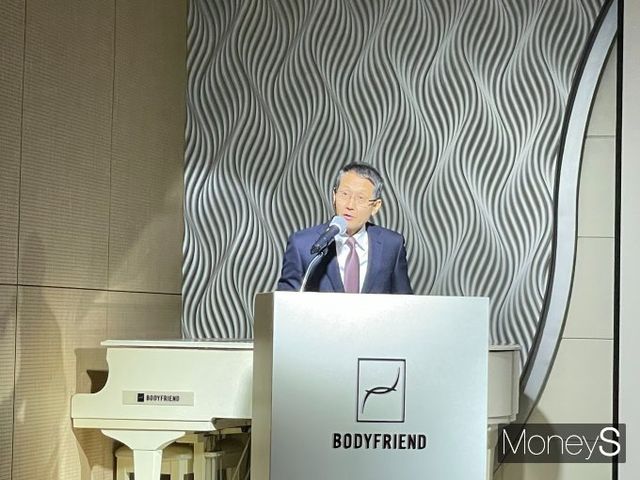 지성규 바디프랜드 부회장이 19일 서울 강남구 바디프랜드 도곡타워에서 열린 마사지가구 '파밀레' 론칭 행사에서 제품을 소개하고 있다. / 사진=바디프랜드