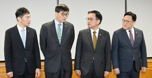  최상목 경제부총리 겸 기획재정부 장관이 19일 서울 중구 은행연합회에서 열린 '긴급 거시경제금융회의'에 앞서 이창용 한국은행 총재와 대화를 나누고 있다. (왼쪽부터) 이복현 금융감독원장, 이창용 한국은행 총재, 최 부총리, 김병환 금융위원장./사진=기획재정부