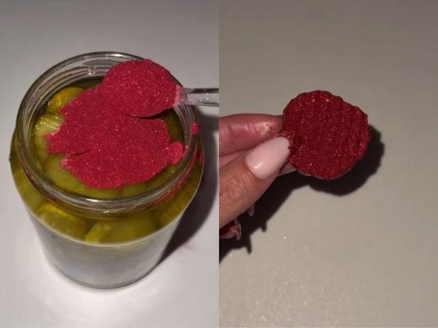 피클에 반짝이 가루를 붓는 괴식 레시피가 SNS서 화제다./사진=틱톡 갈무리