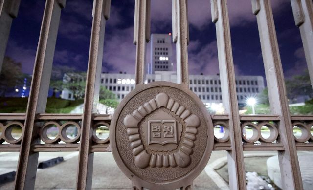 특정 시점에 재직 중이거나 근무일수를 채워야 하는 조건을 충족해야만 지급하는 정기상여금도 통상임금에 해당된다는 대법원의 판단이 나왔다. 사진은 법원 로고. /사진=뉴스1