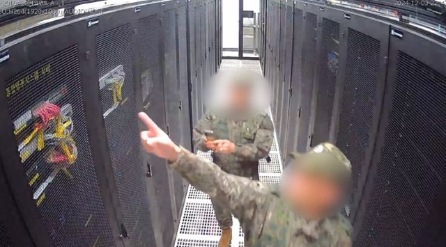 중앙선거관리위원회가 일각에서 제기하는 부정선거 의혹에 대해 "근거없는 주장"이라고 밝혔다. 사진은 지난 3일 계엄령 선포 당시 선거관리위원회에 투입된 계엄군이 선관위 시스템 서버를 촬영하는 모습. /사진=뉴스1(행정안전위원회 제공)