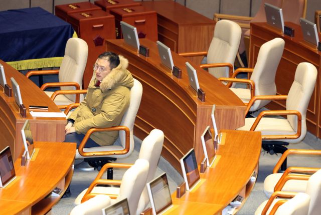 이준석 개혁신당 의원이 당론을 거부한 김상욱 국민의힘 의원에게 위로를 전했다. 사진은 김상욱 국민의힘 의원이 탄핵안 가결 후 홀로 의원석에 앉아 있는 모습. /사진=뉴시스