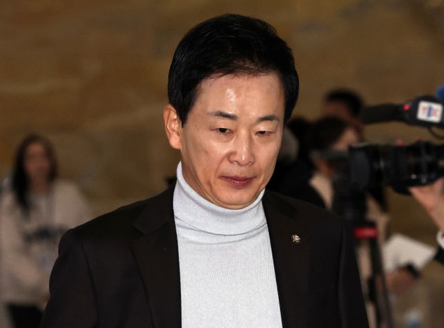 박근혜 전 대통령이 윤석열 대통령 탄핵소추안이 국회에서 가결된 것과 관련해 상당한 우려를 표명한 것으로 전해졌다. 사진은 유영하 국민의힘 의원이 14일 오전 서울 여의도 국회에서 열린 의원총회에 참석하는 모습. /사진=뉴스1