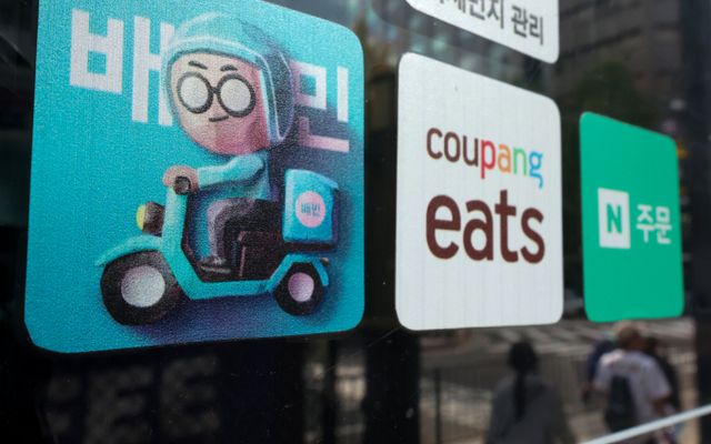 지난 17일 금융위원회는 2025년 카드수수료 개편방안을 발표하고 내년부터 연매출 30억원 이하 영세소상공인과 자영업자의 카드 수수료율을 0.05~0.10%p 낮추기로 했다. 자영업자들은 카드수수료 인하에 반가워하면서도 배달플랫폼 수수료 문제가 더 심각하다는 입장이다. 사진은 10일 서울 시내 음식점에 배달앱 스티커가 붙어있다. /사진=뉴스1 