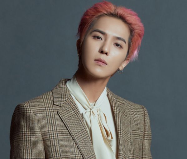 송민호의 사회복무요원 부실 근무 의혹과 관련해 경찰이 입건 전 조사(내사)에 착수했다. 사진은 가수 송민호가 온라인 생중계로 진행된 두번째 솔로 앨범 'TAKE' 발매 기자간담회에 앞서 포즈를 취하고 있다. /사진=머니투데이