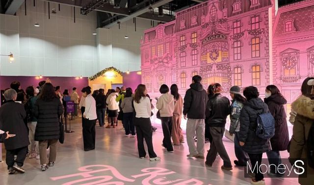 올해 컬리푸드페스타는 지난달 오픈한 얼리버트 티켓이 모두 매진될 정도로 인기를 끌었다. 19일 행사장 내에서 관람객들이 입장을 위해 줄을 서 있다. /사진=곽선우 기자