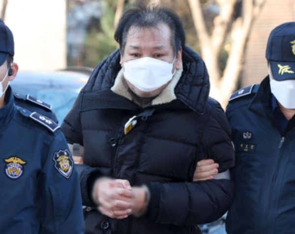 무속인 건진법사로 알려진 전성배씨가 불법 정치 자금 수수 혐의로 구속 기로에 놓였다. 사진은 전성배씨가 19일 서울 양천구 서울남부지방법원에서 열린 정치자금법 위반 혐의 영장실질심사(구속 전 피의자심문)에 출석하는 모습. /사진=뉴시스