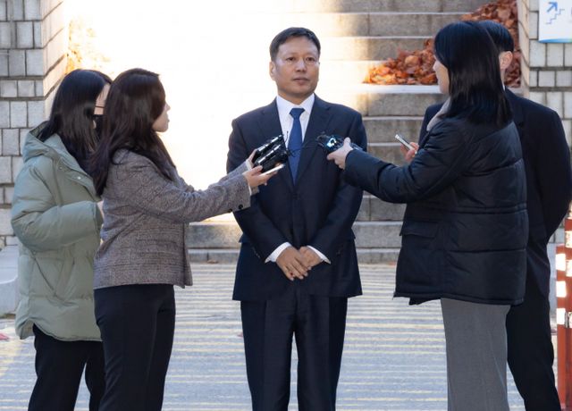 법원이 오는 20일 구영배 큐텐그룹 대표가 200억대 임금을 지급하지 않은 혐의에 대한 구속 전 피의자 심문(영장실질심사)을 진행한다. 사진은 구 대표(가운데)가 지난달 18일 서울 서초구 서울중앙지방법원에서 열린 구속 전 피의자 심문(영장실질심사)에 출석한 모습. /사진=뉴시스 