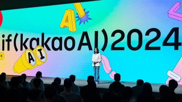 카카오톡에 맞춤법 교정 기능과 19개 언어의 외국어 번역 기능이 정식으로 추가됐다. 사진은 정신아 카카오 대표이사가 지난 10월 열린 경기 용인시 카카오AI캠퍼스에서 열린 '이프카카오'(if kakaoAI 2024) 개발자 콘퍼런스에서 기조연설을 하고 있는 모습. /사진=뉴스1