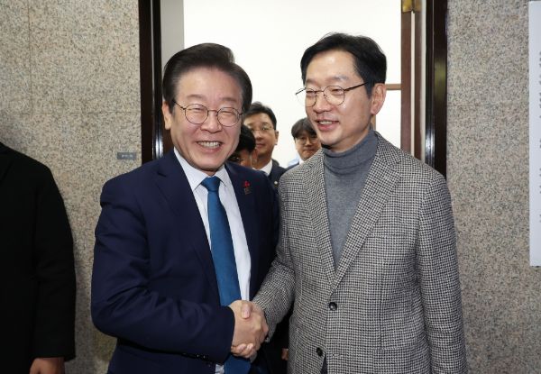  김경수 전 경남지사가 한덕수 대통령 권한대행 국무총리의 재의요구권(거부권) 행사에 대해 "진행형 내란"이라고 주장했다. 사진은 지난 5일 서울 여의도 국회에서 만난 이재명 더불어민주당 대표와 김 전 지사의 모습. /사진=뉴시스