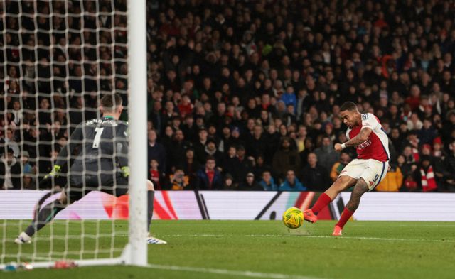 가브리엘 제수스가 해트트릭을 기록하며 팀의 역전에 기여했다. 사진은 19일(한국시각) 잉글랜드 런던 에미리트 스타디움에서 열린 2024-25 카라바오컵 8강에서크리스털 팰리스를 상대로 두번째 골을 성공시키는 가브리엘 제수스의 모습. /사진=로이터