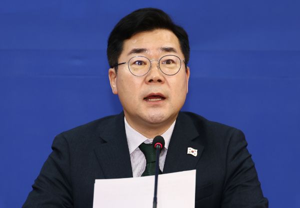 더불어민주당이 19일 한덕수 대통령 권한대행 국무총리에게 "탄핵 민심을 거부하고 권한을 남용해 거부권(재의요구권)을 행사한다면 응분의 대가를 치르게 될 것"이라며 양곡관리법 등 법안 의결을 압박했다. 사진은 이날 서울 여의도 국회에서 열린 정책조정회의에서 발언 중인 박 원내대표의 모습. /사진=뉴스1