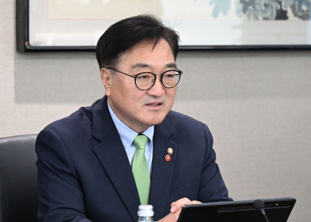 우원식 국회의장은 일각에서 제기되는 대권 도전 가능성에 대해 "아직 생각해 본 적이 없다"고 밝혔다. 사진은 19일 우원식 국회의장이 서울 한국은행 본관을 방문해 이창용 한국은행 총재와 면담하고 있는 모습. /사진=뉴스1