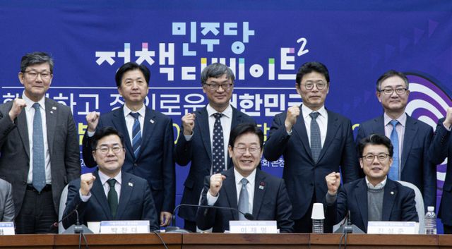 이재명 더불어민주당 대표와 박찬대 원내대표 등 참석자들이 19일 오전 서울 여의도 국회에서 열린 민주당 정책 디베이트Ⅱ '행복하고 정의로운 대한민국, 상법 개정 어떻게 할 것인가?' 토론회에서 기념촬영을 하고 있다. / 사진=뉴스1 이재명 기자 /사진=(서울=뉴스1) 이재명 기자